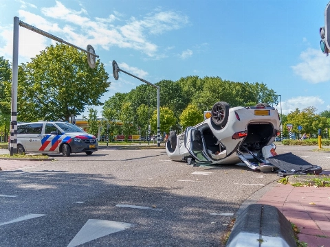 Auto belandt op dak na aanrijding in Vlaardingen