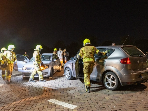 Brandweer bevrijdt passagier auto na frontale botsing