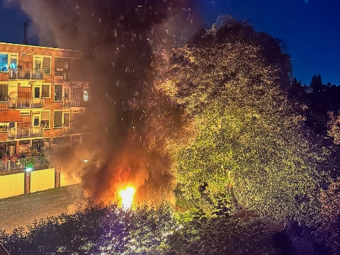 Meerdere auto's gaan in vlammen op aan de Goudsesingel