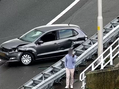 Auto raakt beschadigd bij ongeval op Kethelplein