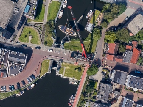 Mammoet takelspektakel met sloepen als sluizen gesloten blijven
