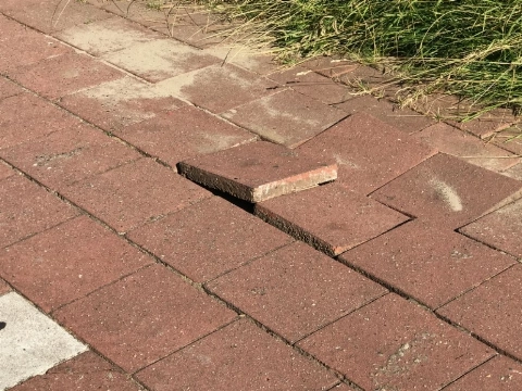 Oproep: geef meldingen van losliggende tegels door!