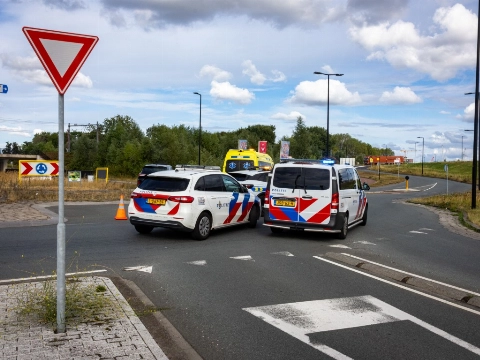Aanrijding motor en auto bij rotonde Maassluissedijk