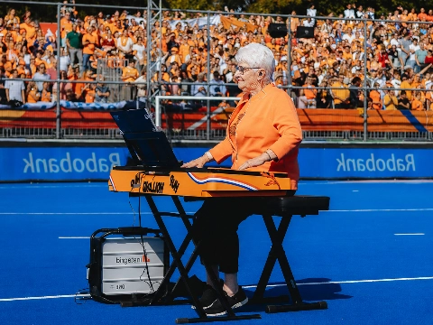 Orgel Joke speelt Wilhelmus voor WK-duel Nederland-India