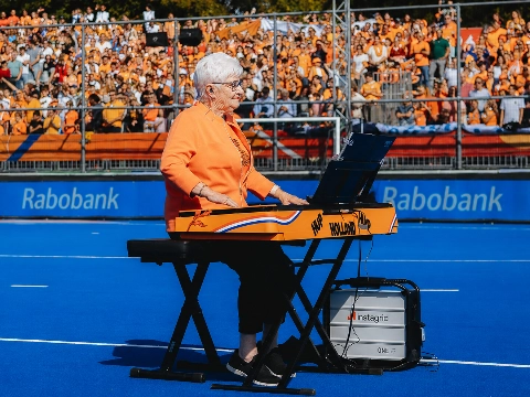 Orgel Joke speelt Wilhelmus voor WK-duel Nederland-India