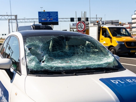 Bestuurder negeert rode kruizen en klapt vol op slagboom Beneluxtunnel