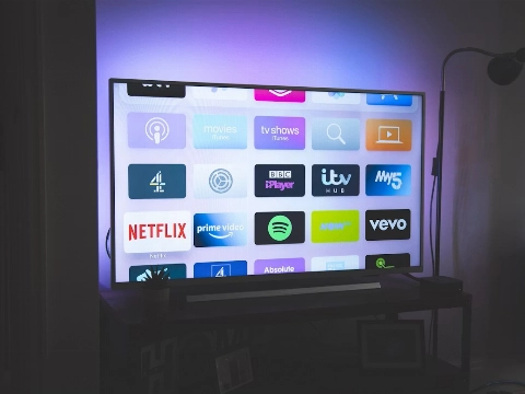 Waarom Nederlandse volwassenen de traditionele tv massaal inruilen voor online entertainment