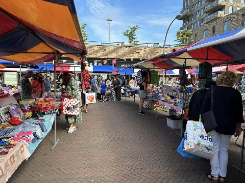 Nog een aantal kramen te huur voor Kinderzomermarkt op Van Hogendorpkwartier