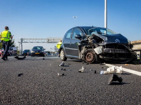 Drie auto’s botsen op A20, drie rijstroken dicht
