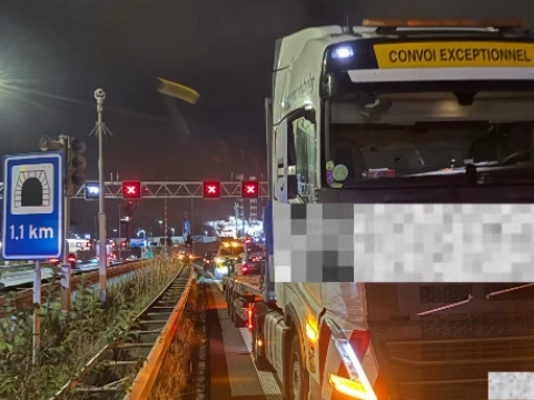 Vrachtwagen rijdt spookrijdend door de Beneluxtunnel na fout bij oprit Vijfsluizen