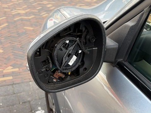 Autospiegeldieven slaan na Schiedam ook toe in Vlaardingen
