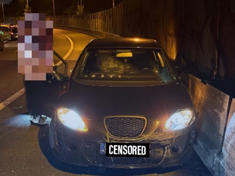 Auto botst op vangrail A20, inzittende komt met de schrik vrij
