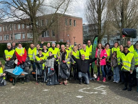 Honderden Vlaardingers de straat op voor grote opruimactie