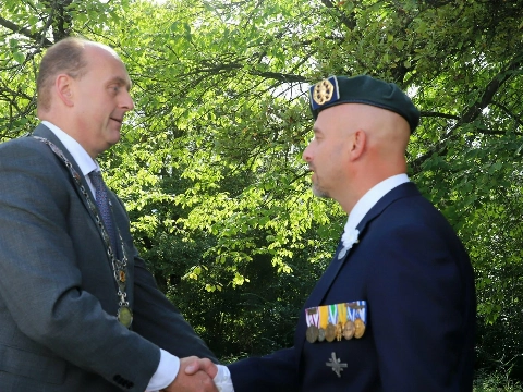 Dave Vaal krijgt bijzonder draaginsigne tijdens Vlaardingse Veteranendag