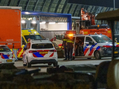 Vijftien illegale migranten gevonden in vrachtwagen bij DFDS in Vlaardingen