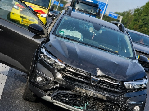 Gewonde naar ziekenhuis na kettingbotsing op A20 richting Rotterdam
