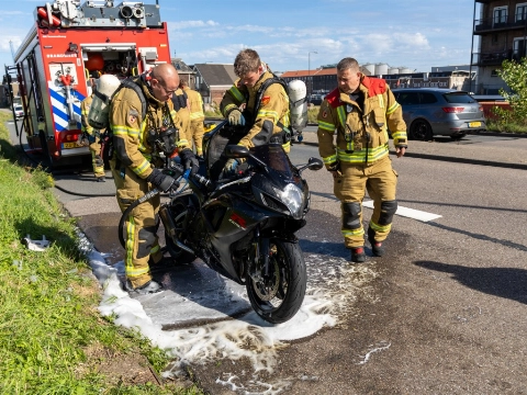 Motor vliegt tijdens toertocht in brand op Vulcaanweg