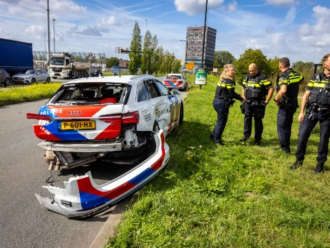 Politieauto zwaar beschadigd bij botsing op Schiedamsedijk