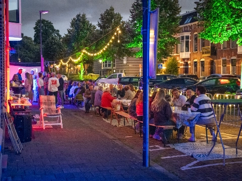 Buurtbarbecue brengt bewoners Binnensingel bij elkaar