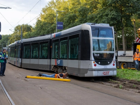 Ontspoorde tram in Schiedam legt verbinding vanuit Vlaardingen-Holy stil