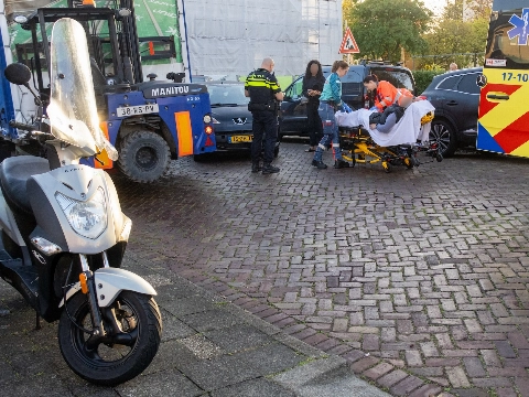 Scooterrijdster gewond bij aanrijding met auto