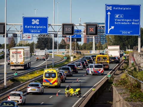 Rijstrook Beneluxtunnel dicht na botsing tussen auto en vrachtwagen