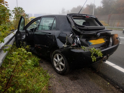 Auto in vangrail na botsing met vrachtwagen op A4