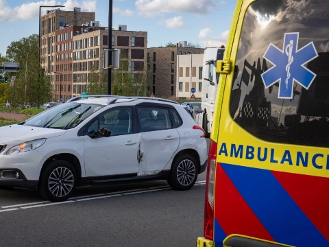 Auto flink beschadigd bij botsing met vrachtwagen bij Vijfsluizen