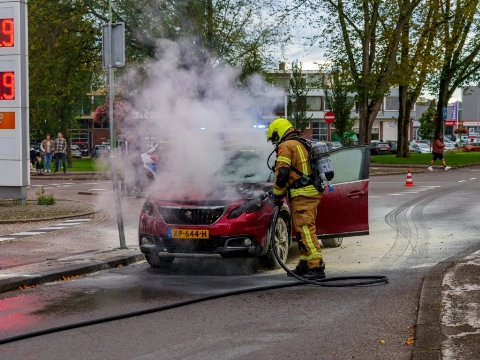 Auto vliegt tijdens het rijden in brand op Van Beethovensingel