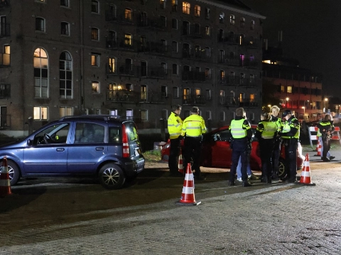 Wapens gevonden bij grote controle in Vlaardingen-Oost, acht aanhoudingen