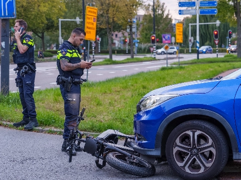 Fatbike belandt onder auto bij aanrijding op Westlandseweg