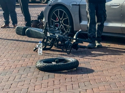 Twee jonge fatbikerijders naar ziekenhuis na val op Van Hogendorplaan