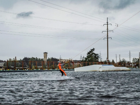Storm Boelo zet Koningin Wilhelminahaven onder water