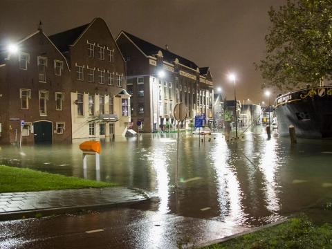 Hoogwater verwacht in Vlaardingen, kades onder water