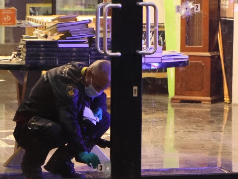 Kapsalon op het Veerplein beschoten: drie kogelgaten in ramen