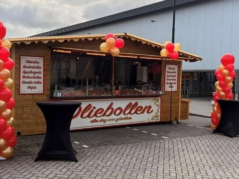 Nieuwe kraam, vertrouwde gezichten: Demy en Shirley bakken weer oliebollen
