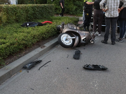 Scooterrijder gewond bij aanrijding op de Westlandseweg