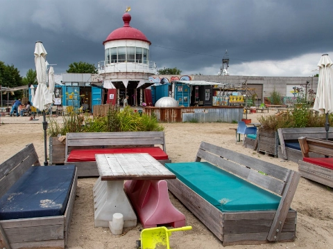 Meubels, kunst en materialen Stadsstrand in de verkoop