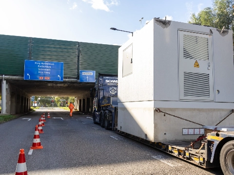 Te hoge vrachtwagen ramt viaduct A20