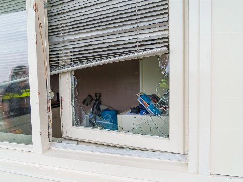 Politie slaat raam in en blijkt bij verkeerde woning te zijn
