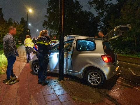 Gewonde bij botsing tegen lantaarnpaal op Westlandseweg