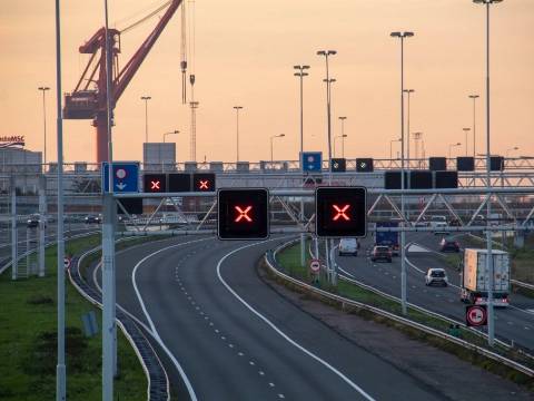 Verkeerschaos na botsing met meerdere voertuigen op A4