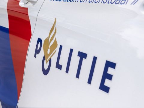 Vuurwapen en zeven messen gevonden bij politiecontrole in Vlaardingen