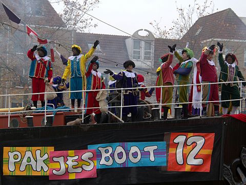 Protest tegen Zwarte Piet tijdens Sinterklaasintocht Maassluis