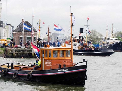 Zwaai Maassluise schepen richting Wereldhavendagen uit