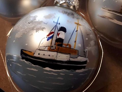 Kunstenares maakt kerstballen van Maassluis