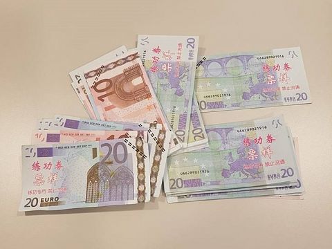 Politie onderzoekt vals geld met Aziatische tekens
