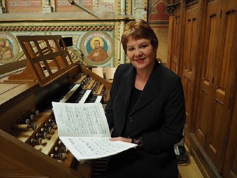 Petra Veenswijk speelt verzoeken op Garrels-orgel