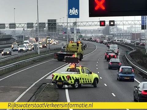 Drie auto's op elkaar bij Beneluxtunnel