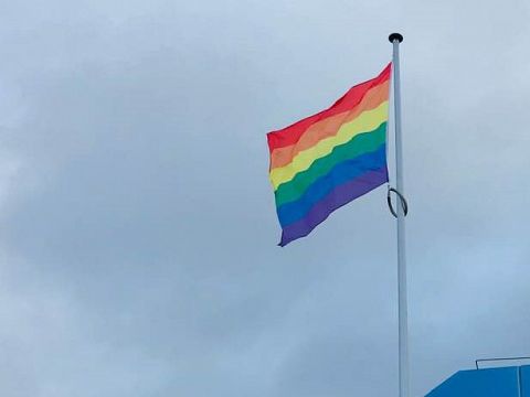 Gemeente Maassluis hijst regenboogvlag